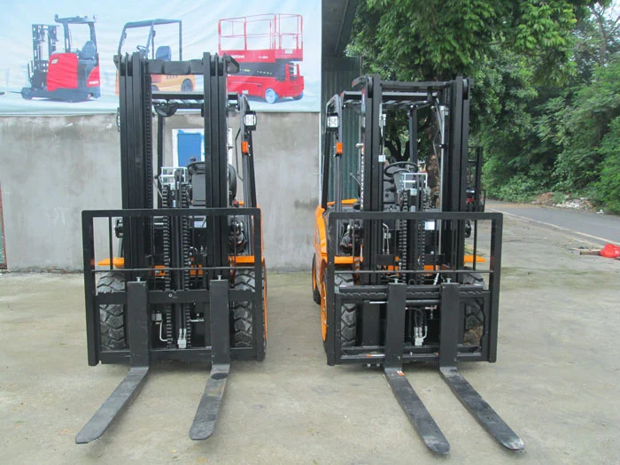 Xe nâng gắn bộ kẹp và bộ công tác chui container phục vụ nhà máy Dũng Quất