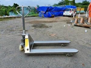 xe-nang-hay-xe-nang-tay-inox