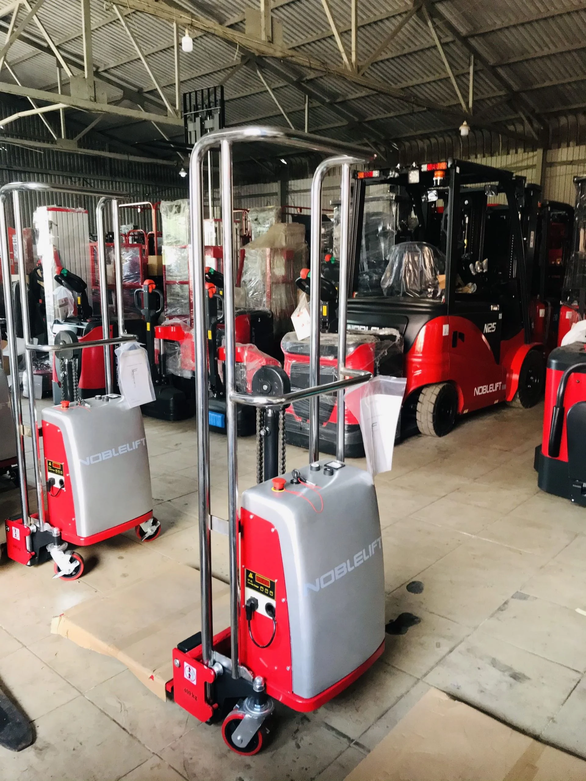 xe-nang-hay-xe-nang-ban-tu-dong-mini