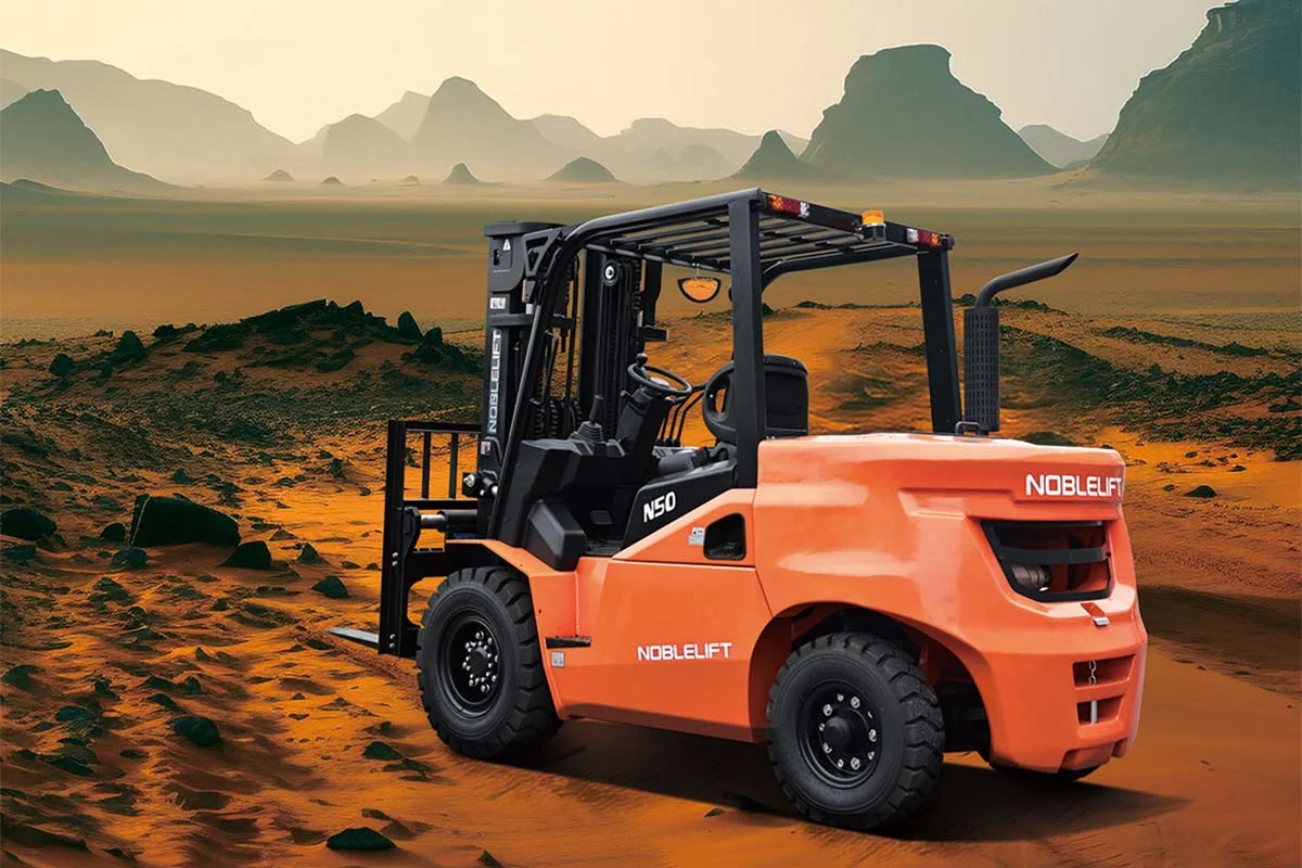 So sánh xe nâng Reach truck vs Forklift