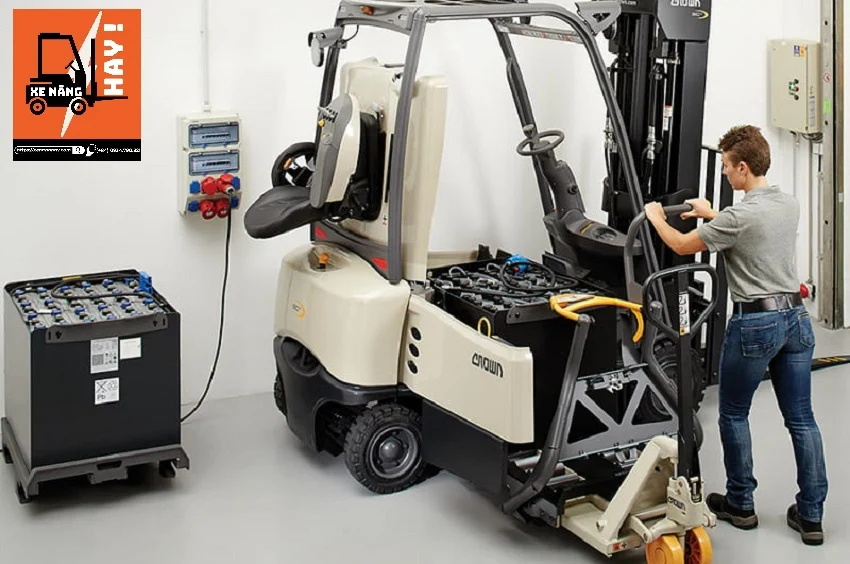 Xe nâng điện sạc bao lâu? Cách sạc không chai Pin