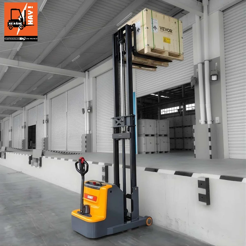 Xe nâng Walkie Stacker là gì? Nên chọn chân rộng hay tiêu chuẩn